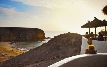 Vistas hacia la playa del Papagayo desde el El Chiringuito, en Lanzarote.