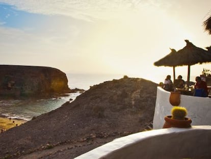 Vistas hacia la playa del Papagayo desde el El Chiringuito, en Lanzarote.