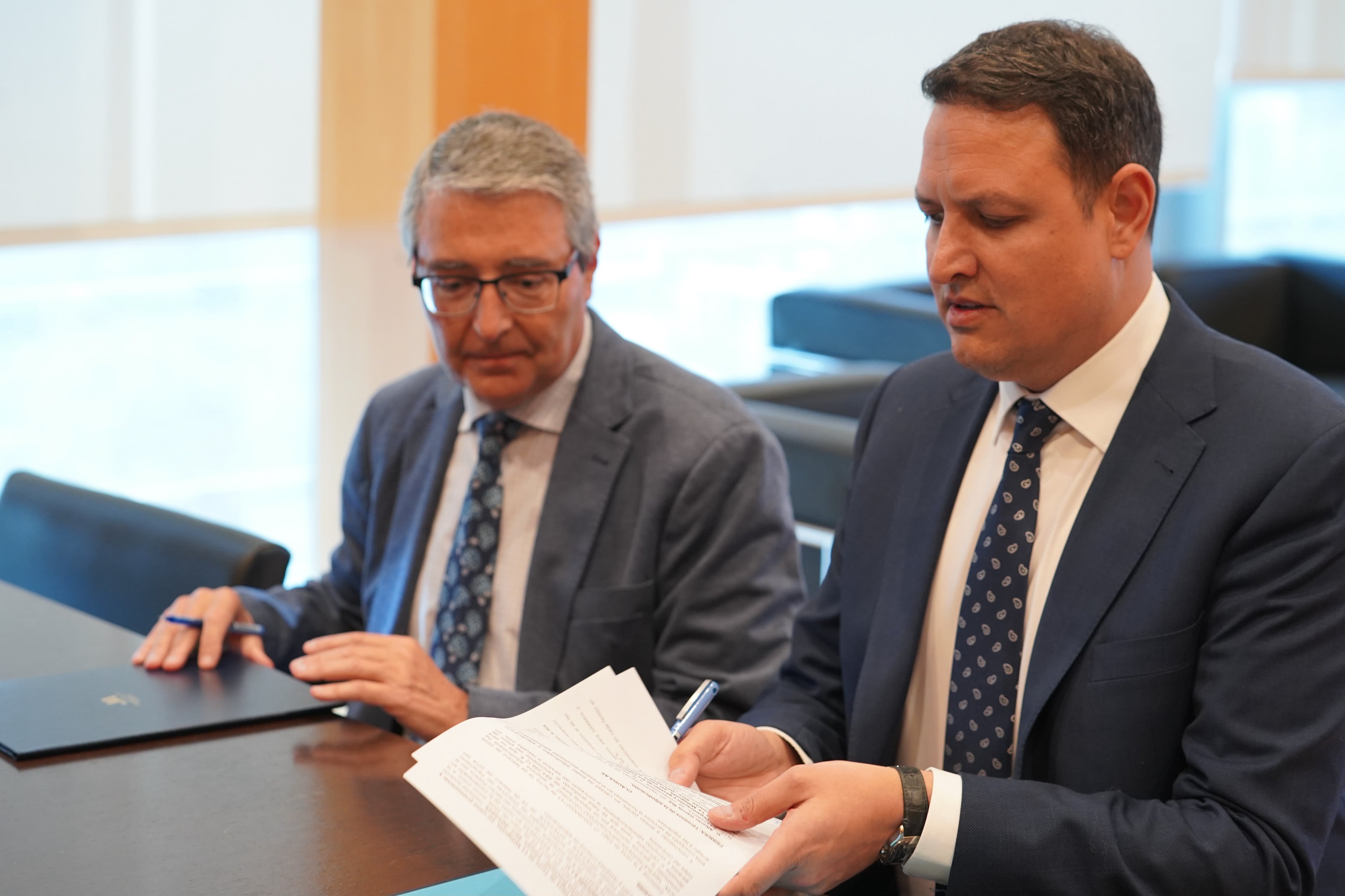 Francisco Salado, presidente de la Diputación Provincial de Málaga, a la izquierda, y Alberto García, en el acto de la firma del contrato de gestión de la plaza.