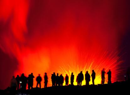 El volcán islandés Fimmvörduhals, situado bajo el glaciar Eyjafjalljokull