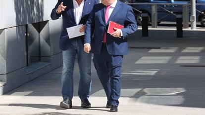 El comisario jubilado José Manuel Villarejo, junto a su abogado Antonio García Cabrera, llega a la Audiencia Nacional a principios de septiembre.