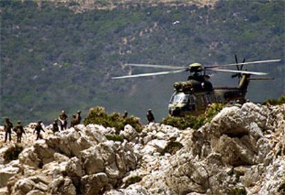 Un helicóptero toma tierra en Perejil durante la intervención de las Fuerzas Armadas españolas en la isla.