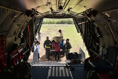 Los campesinos despachan toneladas del fruto en aviones de la Fuerza Aérea, que entrega el producto a una empresa chocolatera en Bogotá y esta a su vez paga a los campesinos unos dos dólares por kilo.