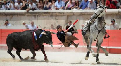 La rejoneadora francesa, Lea Vicens, se cae del caballo durante la corrida de rejones en la feria de Nimes (Francia).