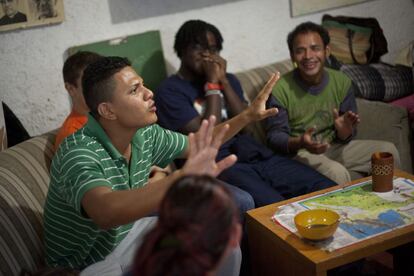 Arlén José Navarro, de 18 años. ya estuvo en EE UU y fue deportado. Se fue de Honduras porque las pandillas lo querían reclutar. Pide silencio para escuchar el partido entre el seleccionado de Honduras contra Ecuador durante el Mundial Brasil 2014. Ciudad de México, 20 de junio de 2014.