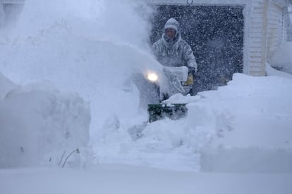 El 'número dos' ejecutivo del condado de Erie, Richard Tobe, ha asegurado que la nieve caída en los últimos días ha dejado capas de 1,5 metros en Buffalo. En la imagen, un hombre despeja la nieve acumulada alrededor de su casa en Depew, en el Estado de Nueva York, el 18 de noviembre de 2014.