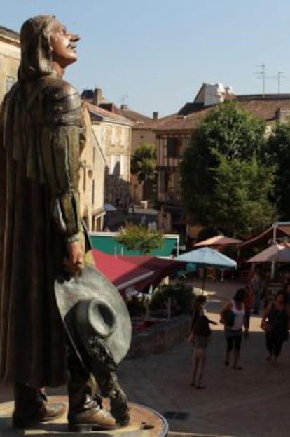 La estatua de Cyrano junto a la iglesia de Saint Jacques, en la plaza Pélissière.