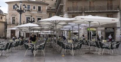 Terraza de un bar en la plaza de la Virgen de Valencia.