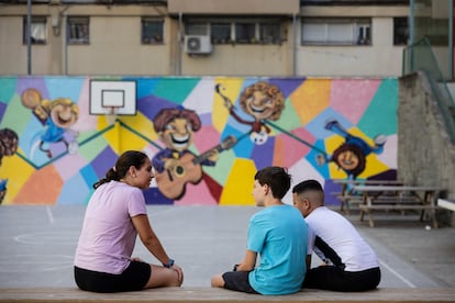 Alumnos en el patio de la escuela Els Porxos de Barcelona.