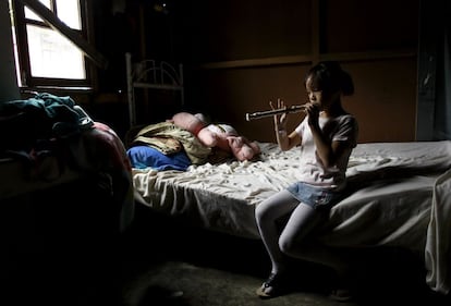 Lisandra Perez, 7, practices in his house before his flute lesson at the Integral System of Artistic Education for Social Inclusion (SIFAIS) center in the poor neighborhood of La Carpio, Costa Rica October 8, 2015. SIFAIS center is developing a social program with the help of 156 volunteers who teach art, music, sports and education, for children and youths living in La Carpio, known for being the home to gangs, violence, drugs and social vulnerability, according to the centre. Picture taken October 8, 2015. REUTERS/Juan Carlos Ulate