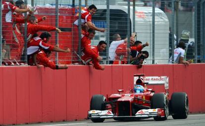 Alonso celebra con su equipo el triunfo en Alemania.