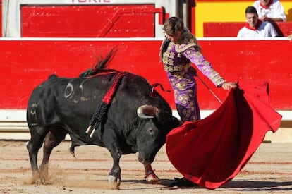 Eugenio Mora en su primer toro, al que corto una oreja.