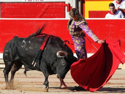 Eugenio Mora en su primer toro, al que corto una oreja. 