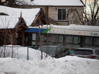 El autobús de la ciudad de Laval, estrellado en la guardería educativa Sainte-Rose, este miércoles.