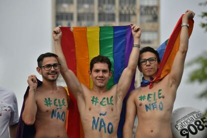 Um grupo também marchou contra Bolsonaro, a comunidade LGBTQ. Bolsonaro já deu diversas declarações homofóbicas.