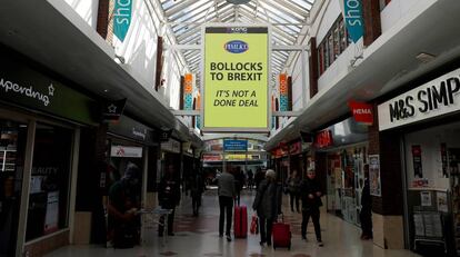 Uno de los carteles pagados por Pimlico contra el Brexit en una galería comercial de Londres