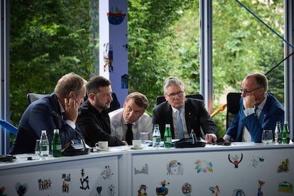 Desde la izquierda, el primer ministro polaco, Donald Tusk, el presidente ucranio, Volodímir, Zelenski, el francés, Emmanuel Macron, el primer ministro británico, Keir Starmer, y el canciller alemán, Friedrich Merz, hablan por teléfono con el líder estadounidense, Donald Trump, el 16 de mayo desde Tirana. 
