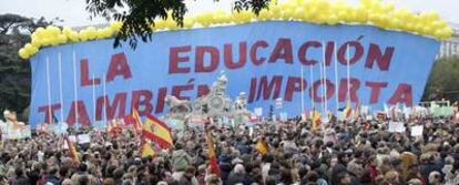 Manifestación contra la ley educativa en la que participaron los obispos, en noviembre de 2005.