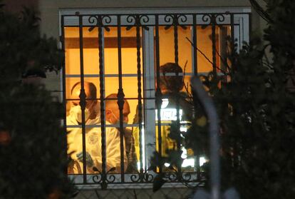 Agentes de la policía científica en el interior de la vivienda. 
