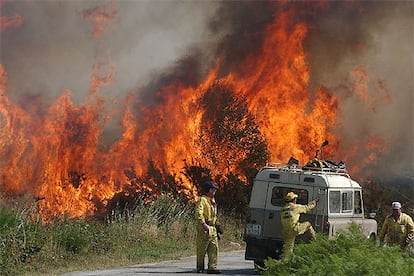 Una brigada de extinción intenta frenar el fuego en Verea, que avanza hacia Cardeu, Barreiro y Santa María de Cexo.