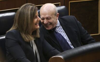 Fátima Báñez y José Ignacio Wert, en el pleno del Congreso.