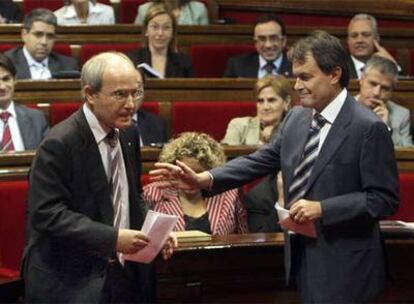 Artur Mas, a la derecha, cede el paso a José Montilla ayer en el Parlamento catalán.