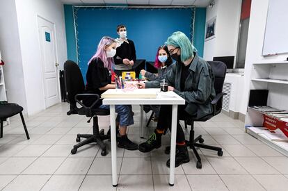 Varios activistas preparan carteles para las próximas movilizaciones por Navalni en las oficinas locales del equipo del opositor en la ciudad de Perm. 