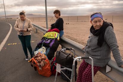 A partir del asesinato de un carabinero chileno el pasado 5 de abril a mano de dos venezolanos, el resto de los nacionales ha sentido en aumento la discriminación en su contra. En la imagen, tres mujeres venezolanas esperan en una carretera junto a la unidad aduanera de Chacalluta, el 8 de mayo de 2023. 