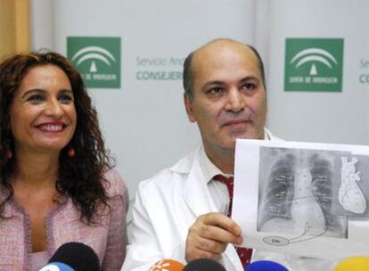 La consejera andaluza de Salud, María Jesús Montero, y el doctor Abdallah, del hospital Virgen de las Nieves de Granada, en la rueda de prensa en la que se ha informado de la operación.