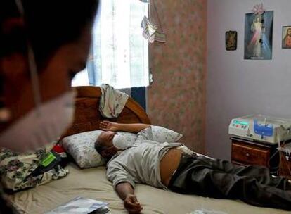 Adolfo Nieto, una de las víctimas del jarabe, recibe diálisis en su casa el pasado mes de julio.