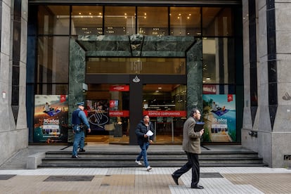 El Santander lideró los beneficios en la Bolsa. En la imagen, una oficina en Santiago de Chile.