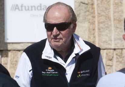 El rey emérito Juan Carlos I en el puerto de Sanxenxo.