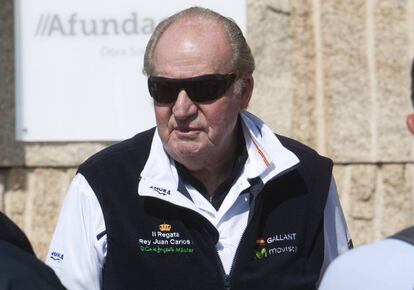 El rey em&eacute;rito Juan Carlos I  en el puerto de Sanxenxo.