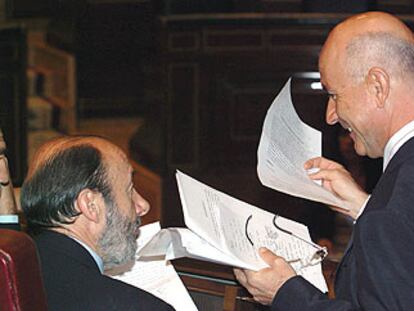 El portavoz del PSOE, Alfredo Pérez Rubalcaba, habla con el de CiU, Antoni Duran Lleida, durante el debate.