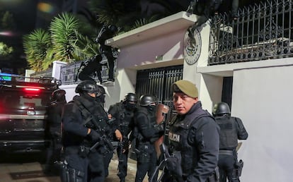 Policías ecuatorianos frente a la Embajada mexicana en Quito la noche del asalto.