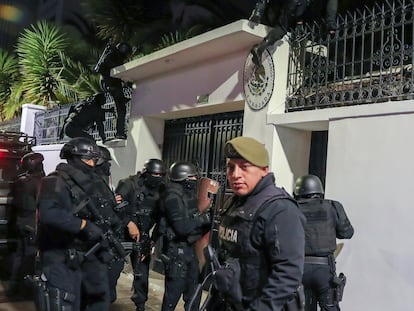 Policías ecuatorianos frente a la Embajada mexicana en Quito la noche del asalto.