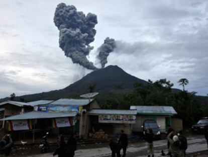 Residentes de la ciudad de Medan observan el volcán Monte Sinabung, al norte de la isla indonesia, de Sumatra que entró en erupción por segunda vez en 24 horas.