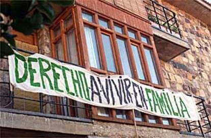 Pancarta en el balcn de Carlos de Francisco y Raquel Gmez, la pareja de El Royo (Soria).