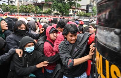 Ativistas indonésios se chocam com a polícia durante uma manifestação do Dia Internacional do Trabalho em Jacarta.