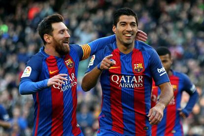 El delantero uruguayo del FC Barcelona Luis Suárez (d) celebra con su compañero, el argentino Lionel Andrés Messi el gol marcado ante Las Palmas.