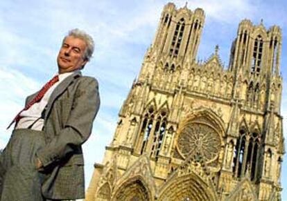 Ken Follett, ante la catedral de Reims.