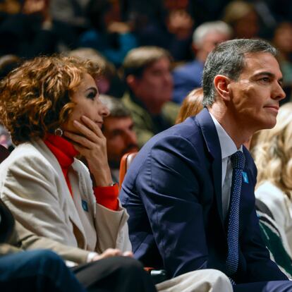 MADRID, 08/01/2025.- El presidente del Gobierno, Pedro Sánchez y las vicepresidentas primera, María Jesús Montero (i) y segunda, Yolanda Díaz, durante el primer acto por el 50 aniversario de la muerte de Franco y el inicio del proceso hacia la democracia, presidido este miércoles en Madrid por el jefe del Gobierno, acompañado por sus ministros. EFE/ Juanjo Martin
