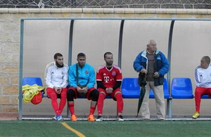 El Khazzani, el primero por la izquierda, con su equipo de Algeciras.