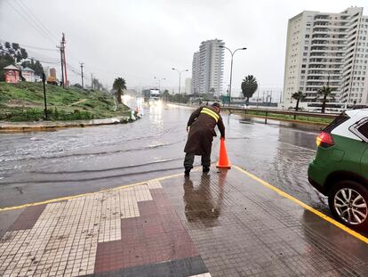 Un carabinero de la región de Coquimbo se despliega ante las inundaciones ocasionadas por el sistema frontal de lluvias, este viernes.