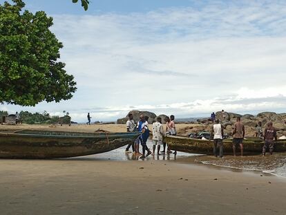 Pescadores en Kribi, una comunidad costera al sur de Camerún, partiendo para una expedición de pesca, actividad que se ha visto afectada por los efectos del cambio climático.