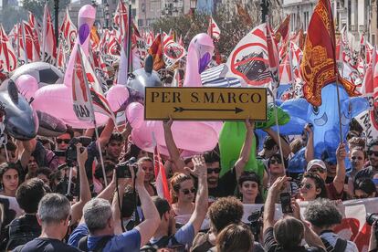 La protesta de 'No Grandi Navi' comienza a moverse desde el Zattere el 8 de junio de 2019 en Venecia, Italia.