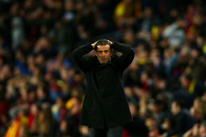 Luis Enrique, entrenador del FC Barcelona reacciona en la línea de banda durante el partido de La Liga entre el FC Barcelona y Real Madrid CF.