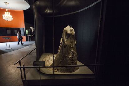 Este vestido de novia fue confeccionado a finales del siglo XIX y fue donado al Museo Nacional de Historia por una familia que lo us por dos generaciones. La pieza retrata la moda del estilo polonesa en los dise?os de la poca, con un polizn francs en la parte trasera. El vestido debi pertenecer a una familia de un estrato econmico alto, explica Hernndez. Hay que pensar que en este poca se hacan los vestidos en los talleres gremiales o las se?oras que se dedicaba a la alta costura en un taller en su casa, o en los conventos donde tambin se hacan trabajos manuales.