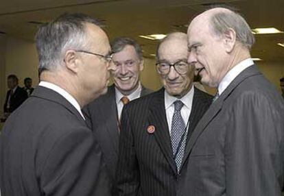 Alan Greenspan rodeado por Hans Eichel, Horst Kohler y John Snow.