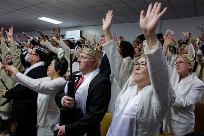 Feligreses durante la ceremonia de compromiso a la que asistieron unas 500 personas.